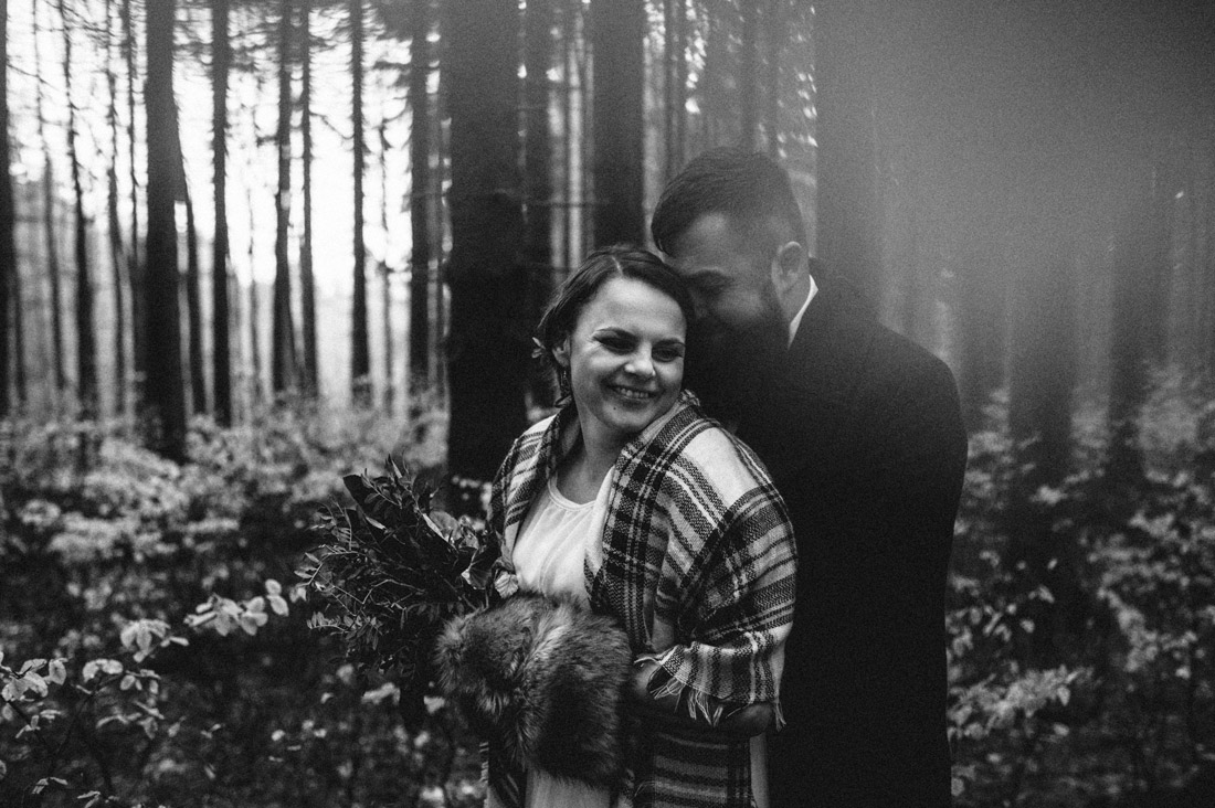 zdjęcia ślubne w lesie