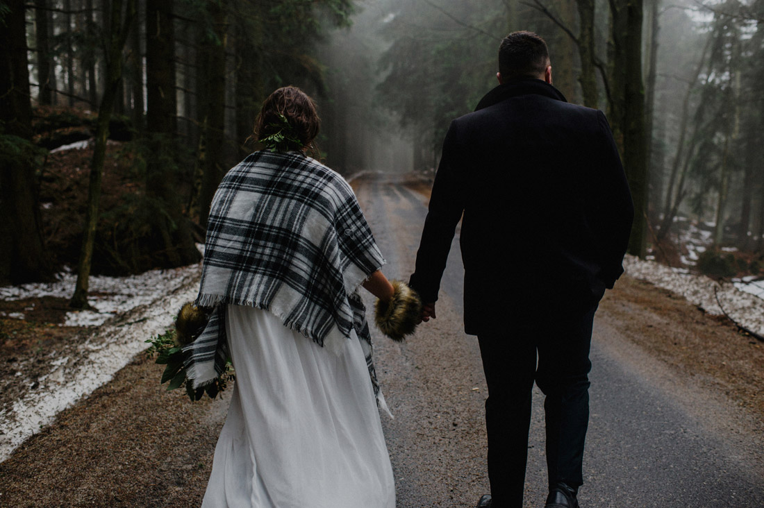 zdjęcia ślubne w lesie